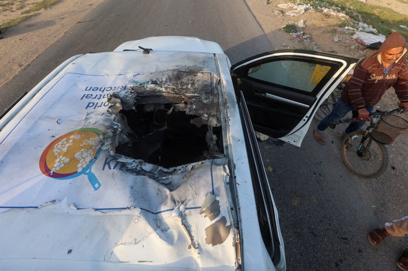 人道组织世界中央厨房的车队遭到以色列空袭，车顶被炸出一个大洞。（路透）(photo:UDN)