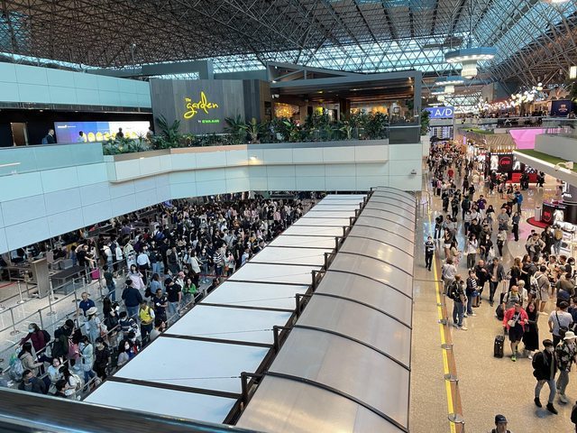 清明連假首日，有網友捕捉到一大早機場就爆滿人潮，直呼：「這樣國旅怎麼活？」。圖擷自PTT