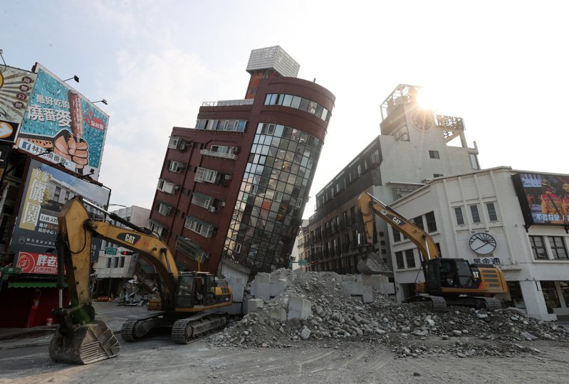 0403花蓮大地震，受損的天王星大樓持續傾斜。記者林澔一／攝影
