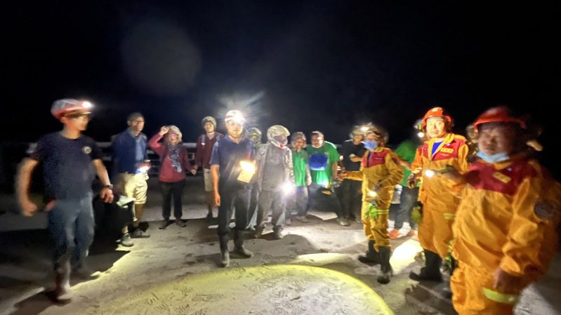 救難人員昨晚在中橫太魯閣燕子口，救出11名受困遊客。圖／民眾提供