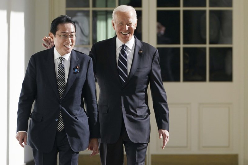 美國總統拜登（圖右）和日本首相岸田文雄（圖左）10日將舉行雙邊峰會，一名美國政府消息人士透露，屆時有望進一步討論深化國防工業合作。美聯社