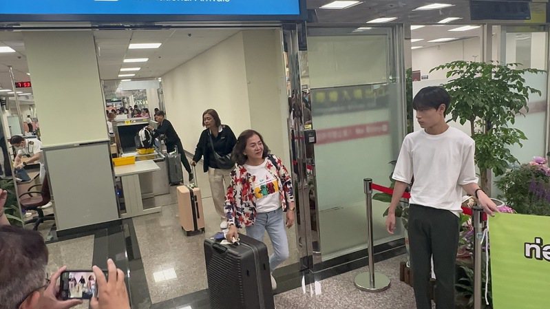 今早泰國包機直航的188位泰國旅客抵達台南機場，是睽違半年後首度有國際旅客再次踏足台南。記者李文德／攝影