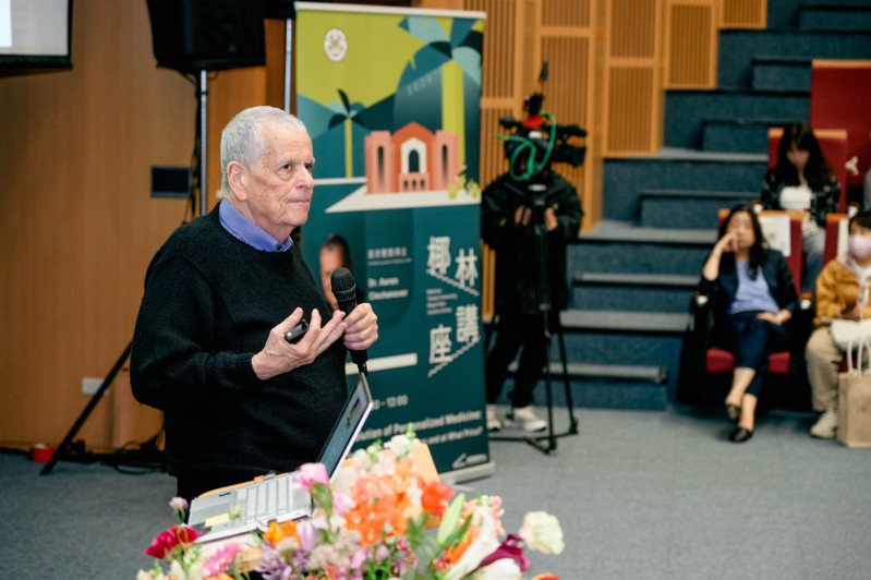 2004年的諾貝爾化學獎得主切哈諾沃教授，來台灣大學椰林講座演講。圖／台大提供