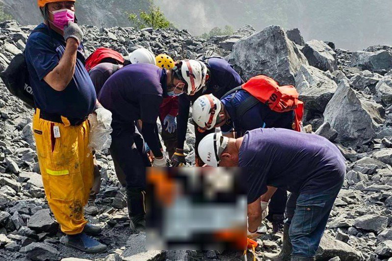 消防搜救人員至太魯閣山區搬運死者。記者古和純／翻攝