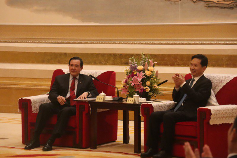 前總統馬英九（左）4日晚間與中共陝西省委書記趙一德會見。（記者廖士鋒／攝影）