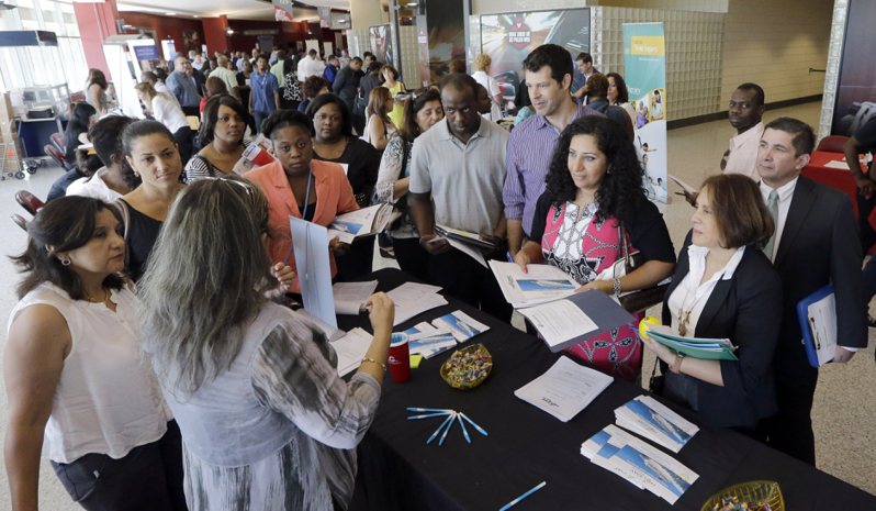 美国劳工部4日公布，上周首次申领失业给付金人数为22.1万人，高于预估。（美联社）(photo:UDN)