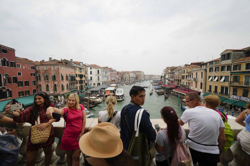 義大利知名觀光大城威尼斯每年有2500萬至3000萬旅客入境。美聯社