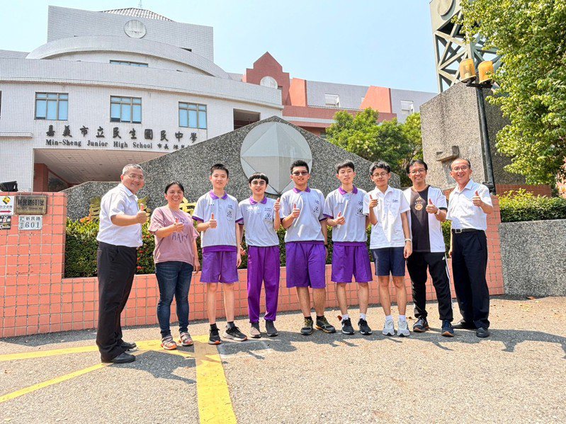 嘉義市民生國中校長張金龍（右）祝賀錄取嘉義高中科學班學生及教師。圖／民生國中提供