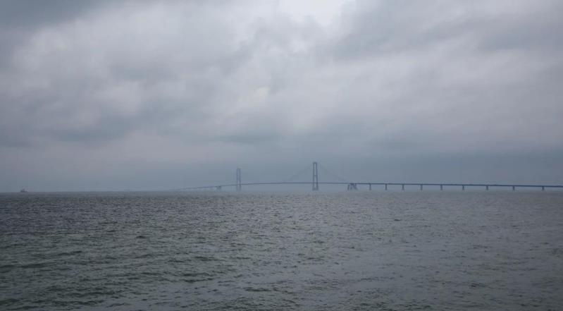 丹麥海軍一艘軍艦的飛彈發射器在啟動後發現出錯，緊急關閉連接波羅的海的大貝爾特海峽，以免有船隻或飛機被飛彈碎片擊中。圖為大貝爾特橋。路透