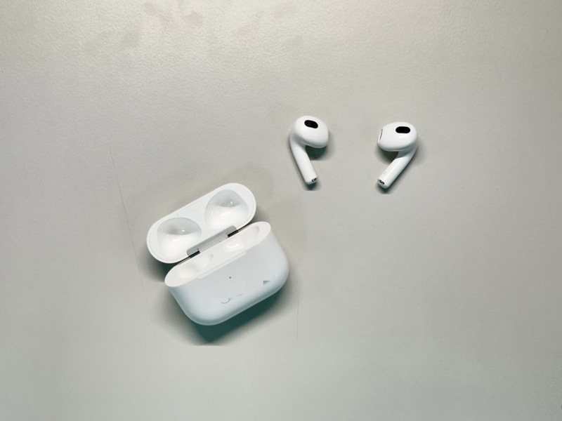 沈女想起手提袋中的Airpods无线耳机有定位功能，可透过手机得知大略位置。耳机为示意图，非本案遭窃物。图／读者提供