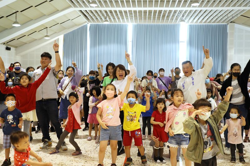 中華全齡教育協會與嘉市府昨天兒童節，在兒童福利服務中心舉辦「全嘉Kid趣淘」兒童節活動，市長黃敏惠到場與親子享受歡愉兒童節。圖／嘉市府提供