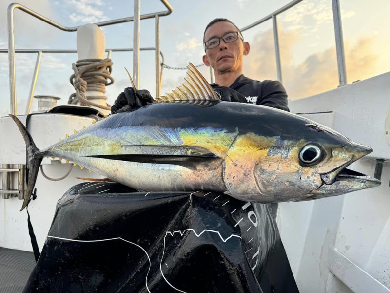 新旗興號娛樂海釣船3月30日搭載新加坡客人在高雄外海釣到巨大黃鰭鮪。圖／孫祥鈞提供