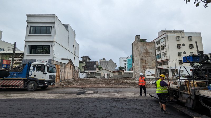 北濱街坍塌民宅昨夜已被拆除，現場剩一片白地。記者陳敬丰／攝影