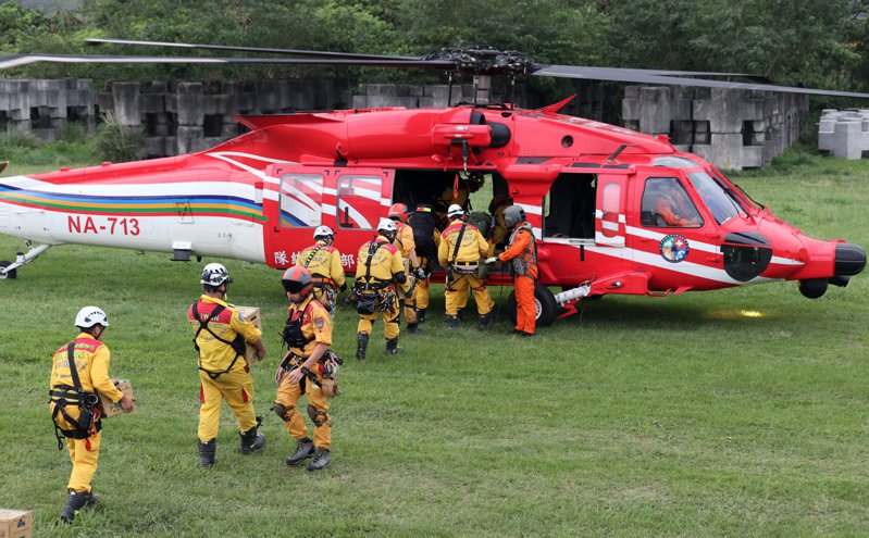 圖為花蓮大地震搶救行動第二天，空勤總隊直升機搭載搜救人員及物資進入災區搶救受困民眾。記者劉學聖／攝影