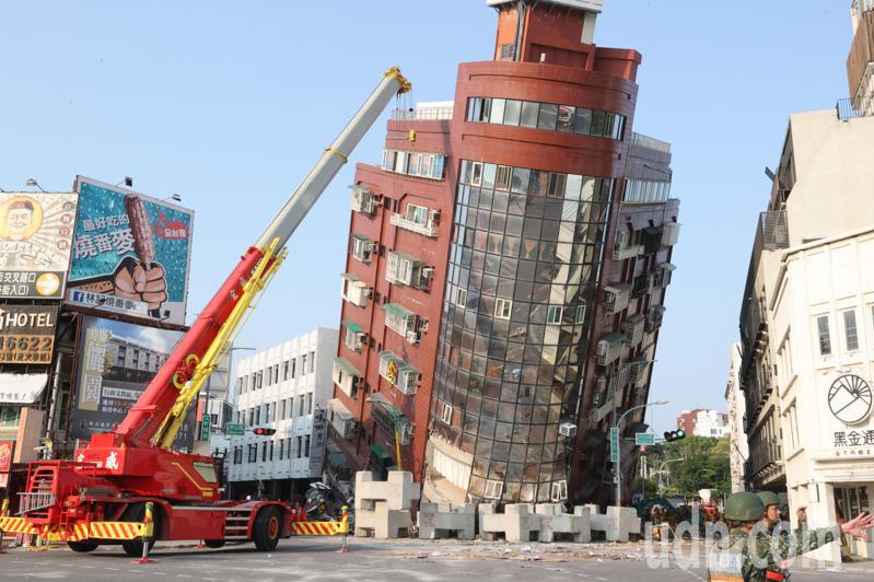 花蓮災情慘重，天王星大樓整棟傾斜倒塌。記者劉學聖／攝影