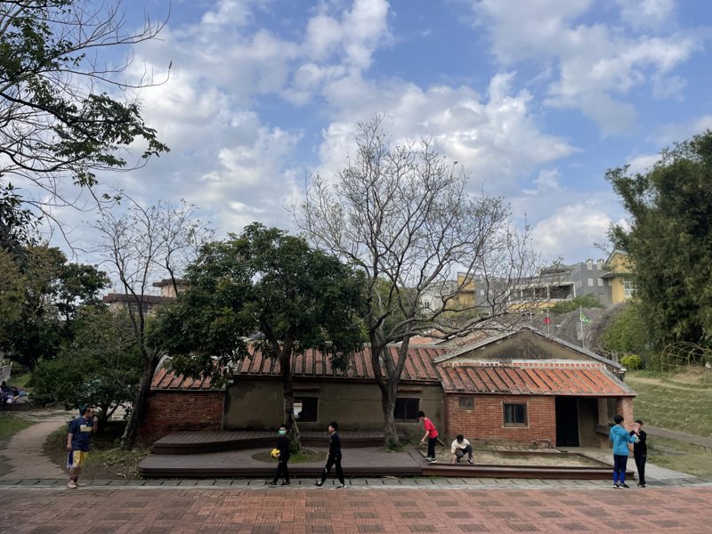 新竹市东区的阳光国小校内保留一座历史70年的三合院，顺利挺过日前的强震。记者张裕珍／摄影