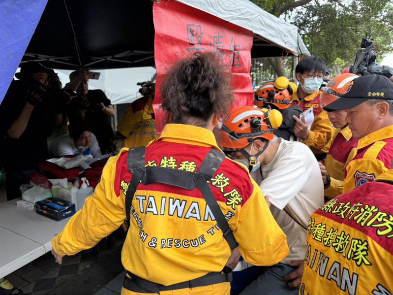 台南消防局支援搜救任務已進入第3天，不光是第一線上山搜救隊員壓力很大，在基地營輪番休息待命隊員壓力也很大。圖／台南市消防局提供