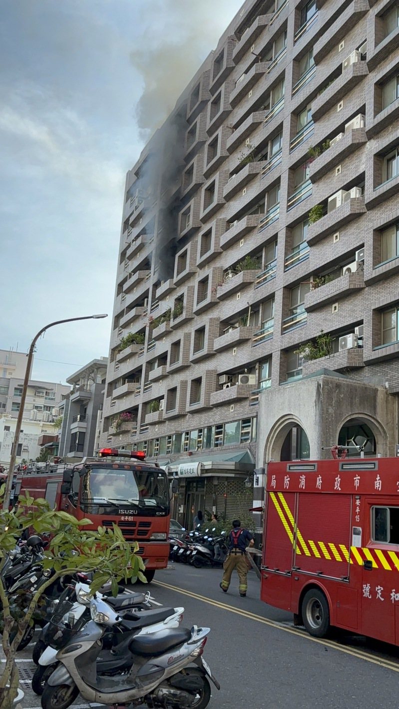 台南安平区平通路580巷弄内一栋9楼公寓大楼下午3时26分许冒出大量浓烟。图／读者提供