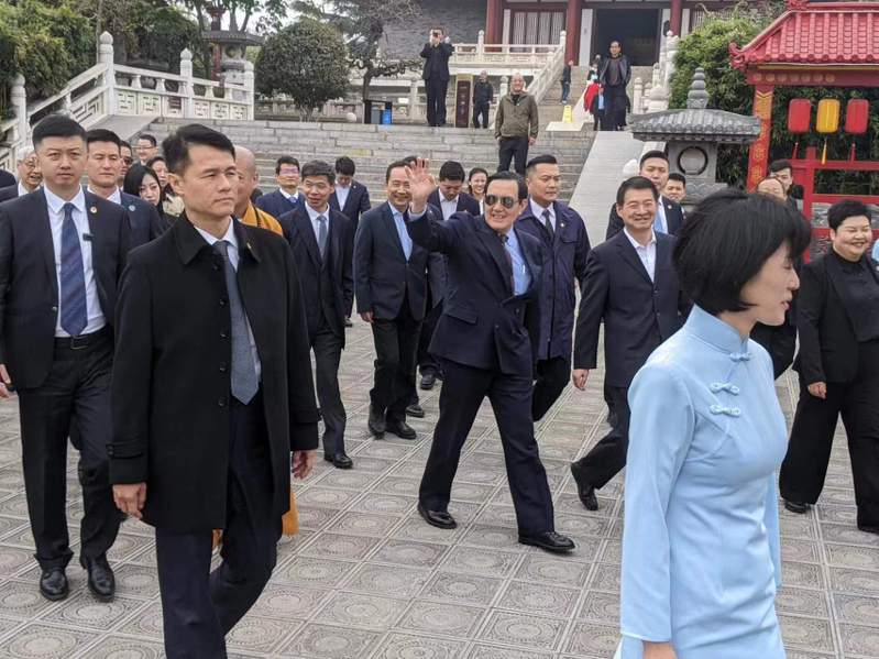 前總統馬英九（中）5日在陝西法門寺，向當地等候他的民眾揮手致意。（記者廖士鋒／攝影）