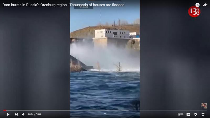 俄羅斯奧倫堡州水壩潰決，洪水淹沒逾4000座房屋，當局緊急疏散數千人。取自YouTube影片