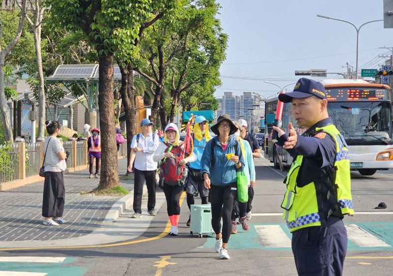 大甲媽遶境首日，台中市烏日警分局動員250名警力護轎、維安。圖／警方提供
