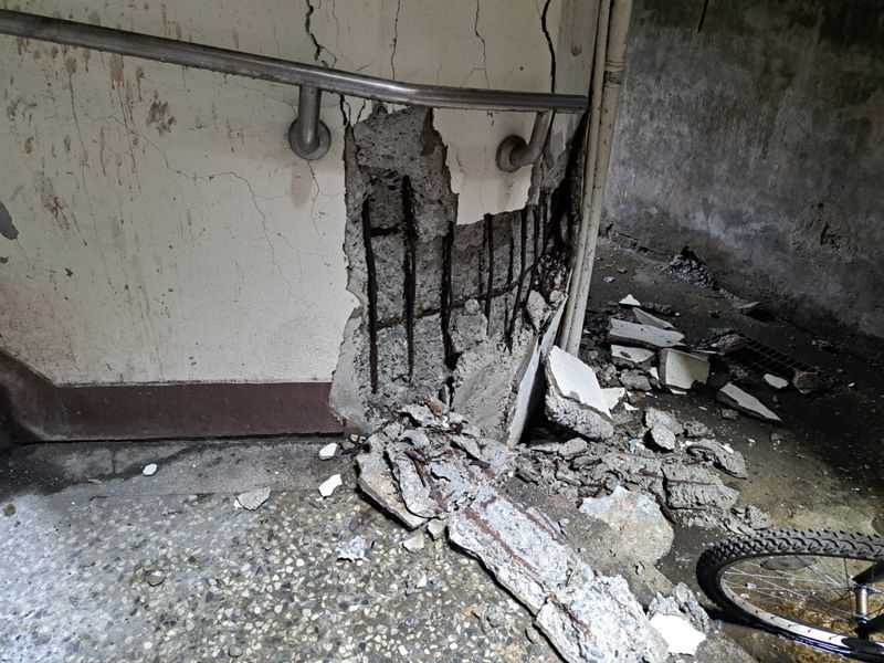 0403花蓮大地震後，台北市南機場公寓多處牆面、樓梯破損，門窗無法關閉、開啟。圖／台北市議員應曉薇提供
