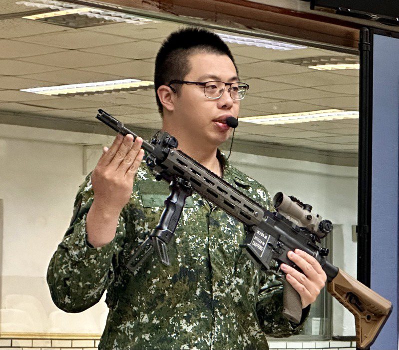 軍備局205廠展示T112戰鬥步槍。記者洪哲政/攝影