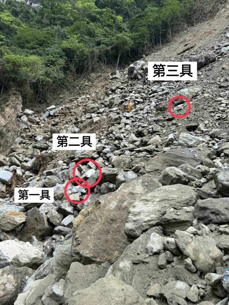 截至目前，砂卡礑步道共尋獲3具遺體，其中第3具埋得較淺，已經挖出。圖／花蓮縣消防局提供