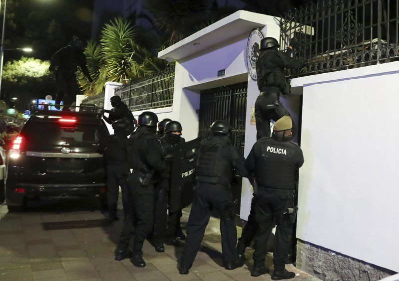 厄瓜多警方強行闖入墨西哥駐厄瓜多首都基多大使館，逮捕大使館內尋求政治庇護的厄瓜多前副總統葛拉斯（Jorge Glas）。美聯社