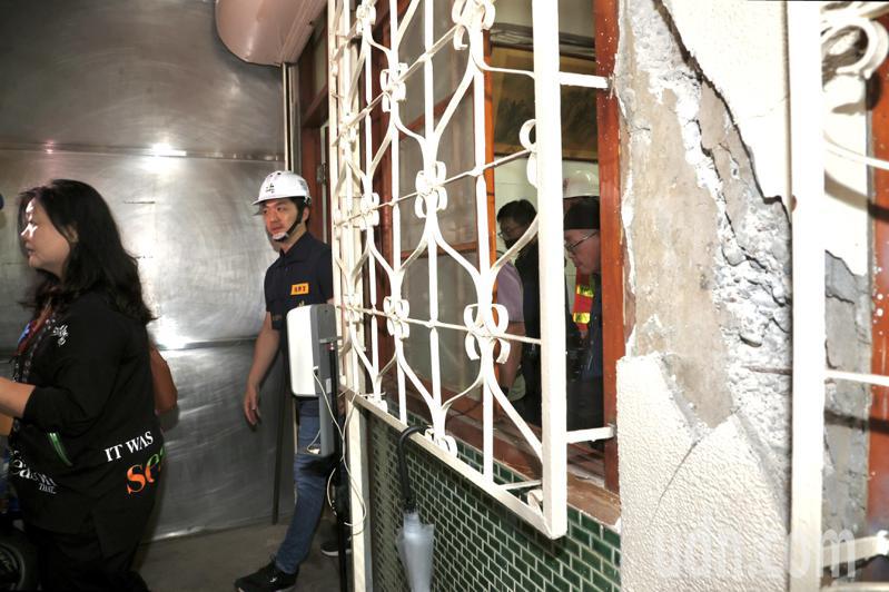 0403花蓮地震，造成台北市南機場整建住宅在地震當下多處樓梯斷裂、梁柱爆開。記者林俊良／攝影