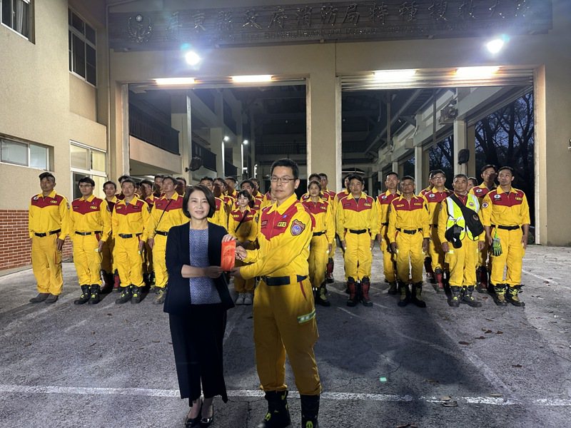 屏东县长周春米（左）今到特搜大队基地慰勉参与花莲救灾的消防同仁，以他们为荣，并送上奖励金。记者刘星君／摄影