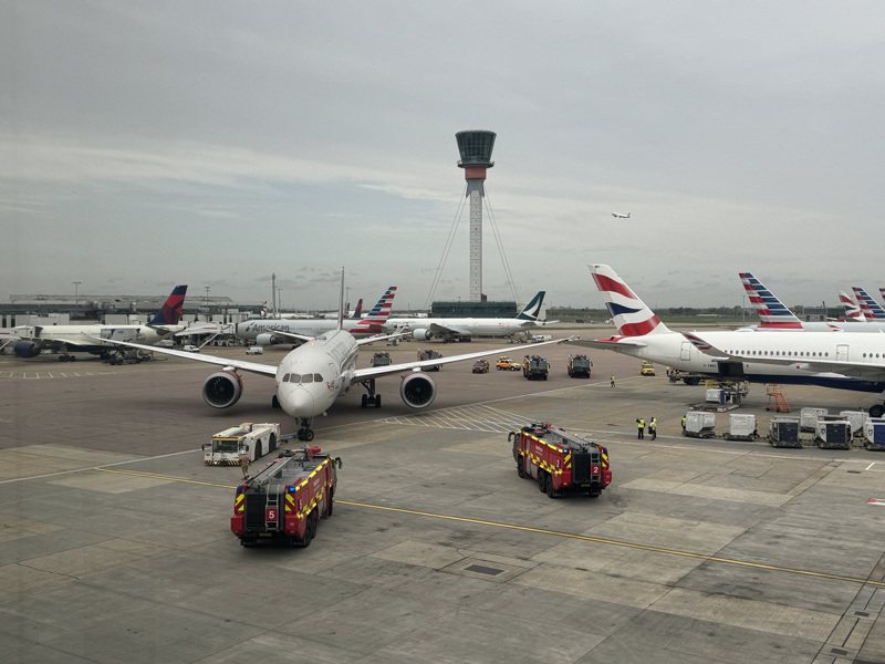 英國倫敦希思羅機場6日發生維珍航空一架波音787飛機正由拖車後推時，跟附近一架英國航空的空中巴士A350飛機發生碰撞，2架飛機均受到輕微損傷。照片翻攝：X / Alex Whittles