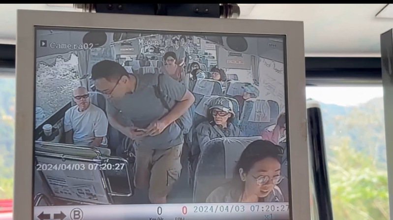 台灣好行觀光巴士車輛影像證實，新加坡夫妻是在砂卡礑站下車。圖／消防署提供