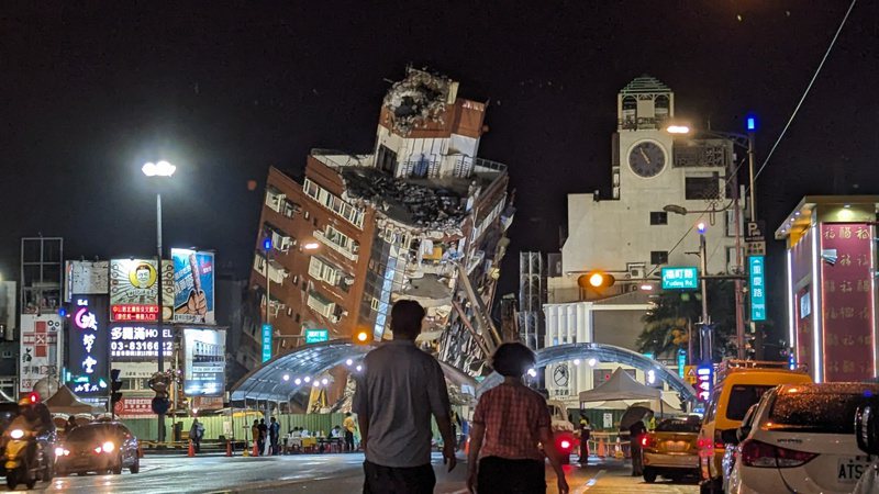 4月3日台灣發生芮氏規模7.2強震，造成花蓮市天王星大樓傾斜。記者陳敬丰／攝影