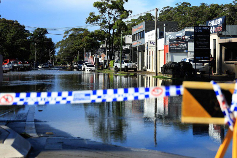 澳洲新南威爾斯州洪水為患，數百人等待救援，多個地區今天發布天災警報。圖為新南威爾斯州遭遇大雨後，雪梨北納拉賓郊區的道路被洪水淹沒。法新社