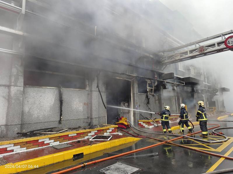 南亚林口二厂在今天清晨三时许发生大火，浓烟蔽天，消防人员忙著救火。图／新北消防局提供
