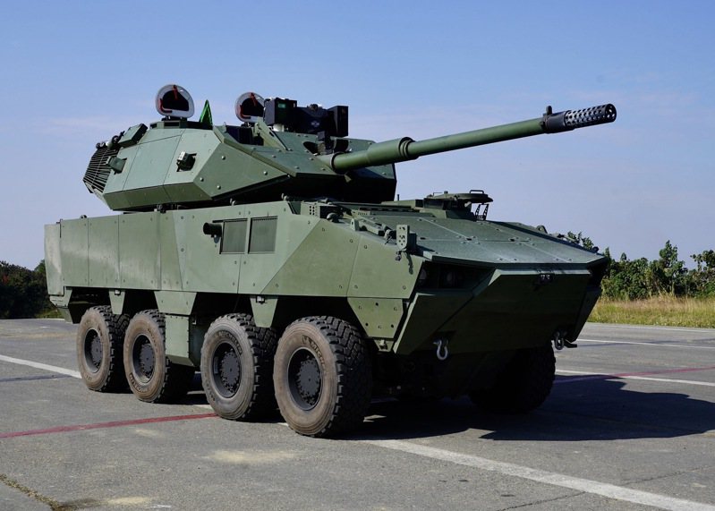 軍備局表示，「105公厘輪型戰車」(圖為D2樣車)將依陸軍精進需求規格研製D3樣車，續配合軍種建案年度，執行量產任務。圖/讀者授權本報使用