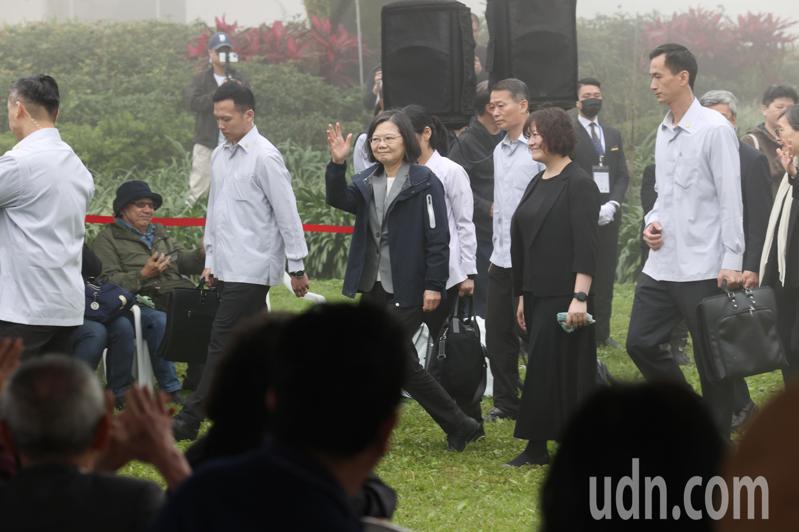 蔡英文总统（中）由郑南榕家人陪同到墓园献花。记者邱德祥/摄影
