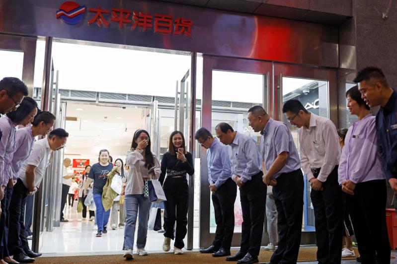 中國大陸這幾年百貨公司接連關門歇業，圖為台資上海太平洋百貨徐匯店於2023年8月31日晚間正式結束營業，管理人員集體站在門口向消費者鞠躬致謝。（中新社）