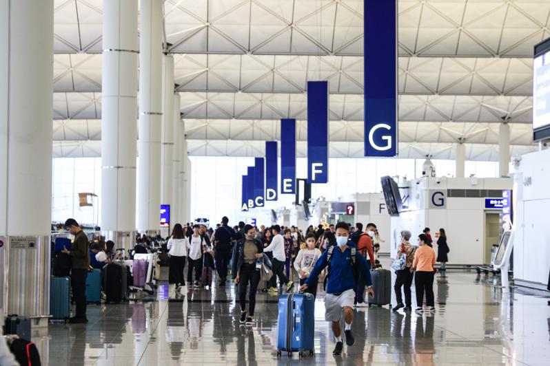 旅客入境香港須慎防，勿攜帶任何可能被官方認定為危害「國家安全」的刊物。（中通社）