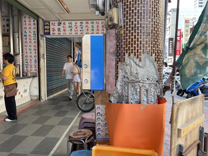 花蓮市60年老店「鋼管紅茶」梁柱外露，被貼紅單，80多歲老闆想到屋損就老淚縱橫。記者王燕華／攝影