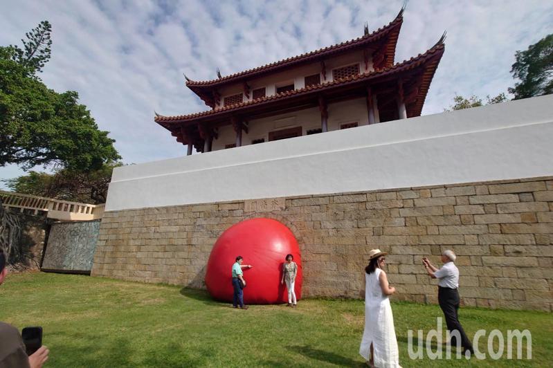 台南市紅球計畫最後一天來到大南門城，古蹟前的大紅球顯得特別美麗。記者鄭惠仁／攝影