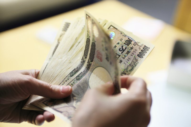 旅日部落客「魚漿夫婦」透露，許多人在日本會突然遇到「被給錢」的情況。示意圖／ingimage