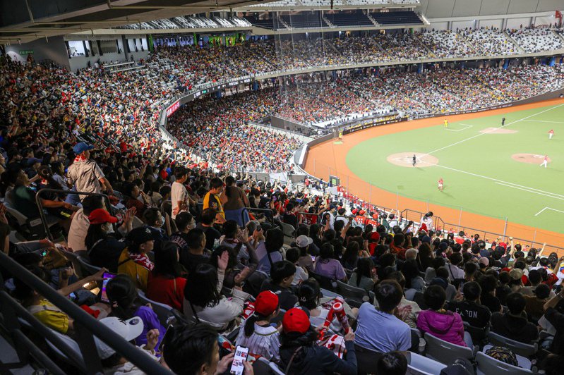台北大巨蛋吸引許多球迷入場看球。資料照