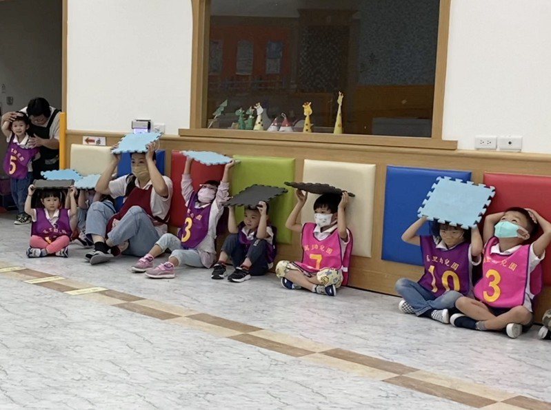 新北市立萬里幼兒園歡慶兒童月，孩子先進行地震避難，隨後開始趣味競賽。 圖／紅樹林有線電視提供