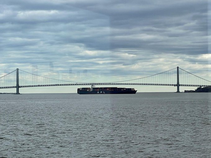 距離巴爾的摩凱伊橋遭貨輪撞毀坍塌不到兩周，一艘大型貨櫃船6日晚間在紐約市周圍水域一度失去動力，停在維拉扎諾大橋附近，所幸目前已經恢復動力。圖為事故貨櫃船。取自X