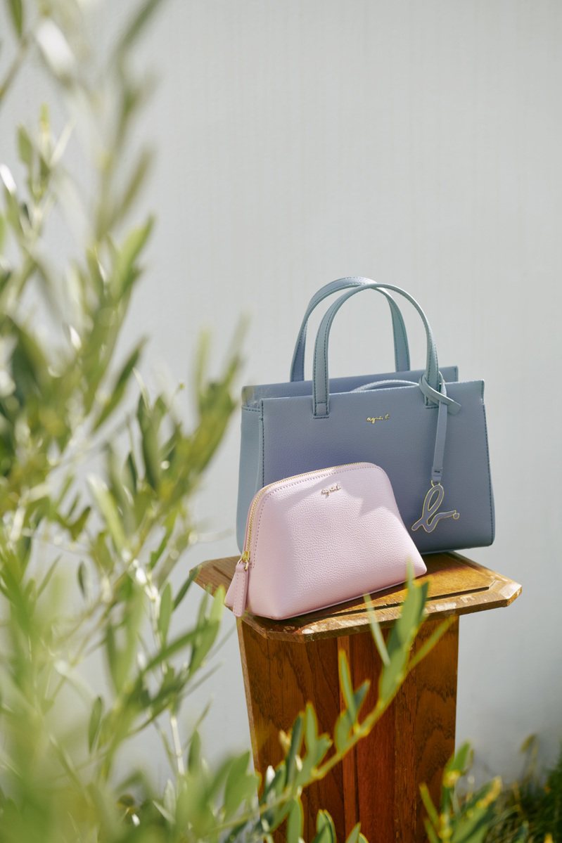 agnès b. VOYAGE皮革包系列，推出眾多柔和粉嫩色調單品，彷若競相綻放的花朵與青蔥綠意，點亮旅人裝束。圖／agnès b.提供