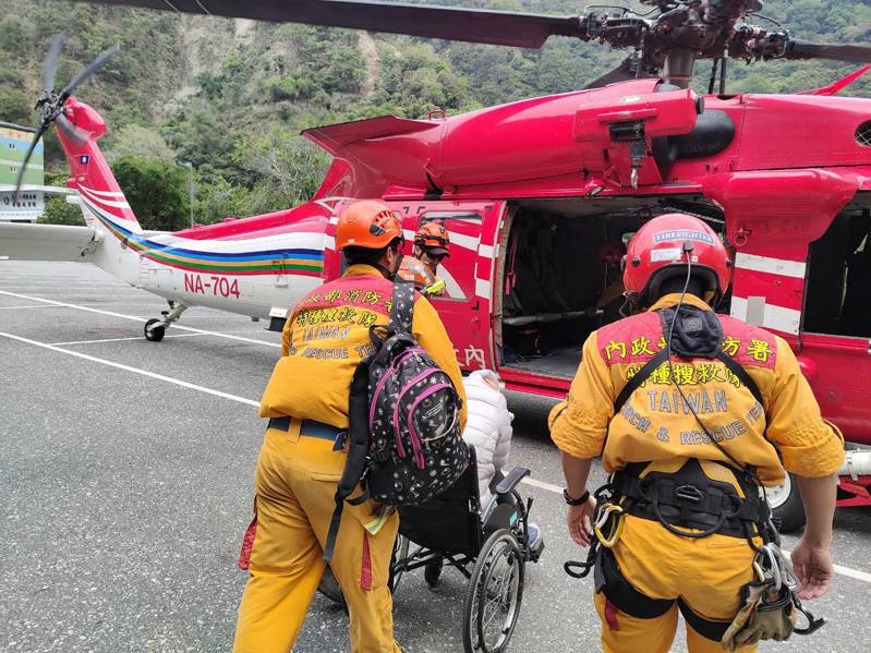 搜救人員將傷患運上直升機。記者黃子騰／翻攝