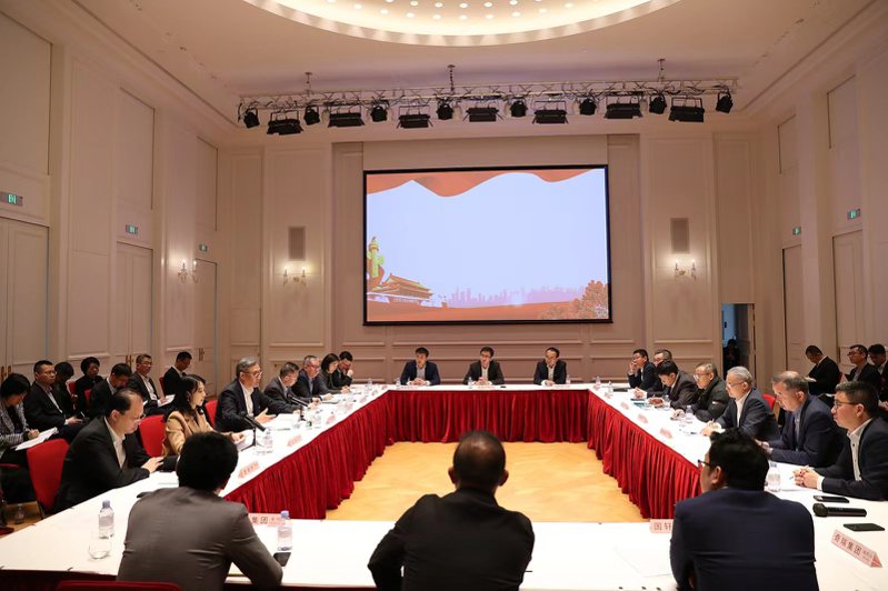大陸商務部長王文濤周7日在巴黎主持在歐中資電動汽車企業圓桌會。（圖／取自大陸商務部官網）