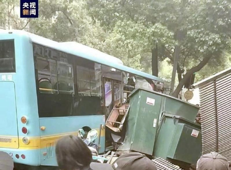 8日中午，江西南昌一輛巴士失控衝向路邊人群，導致多人死傷。（圖／截自央視新聞）